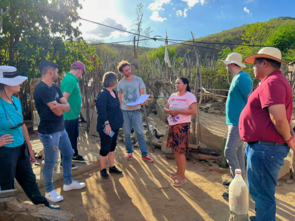 A equipe do Projeto Algod&atilde;o em Cons&oacute;rcios Agroecol&oacute;gicos do Esplar, representada por Ant&ocirc;nio Marques, Ronildo Mastroianni e Samara Santos, participou da visita da Miss&atilde;o Presencial para a Elabora&ccedil;&atilde;o do Paulo Freire II &agrave; comunidade do Irapu&aacute; na &uacute;ltima ter&ccedil;a-feira, 12 de dezembro. A iniciativa contou com a participa&ccedil;&atilde;o de representantes do Fundo Internacional de Desenvolvimento Agr&iacute;cola (FIDA), da Ag&ecirc;ncia Espanhola de Coopera&ccedil;&atilde;o Internacional para o Desenvolvimento (AECID) e da Secretaria de Desenvolvimento Agr&aacute;rio do Cear&aacute; (SDA/CE).